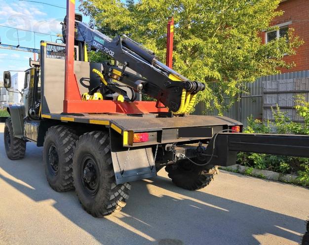 Продам а/м Урал Лесовозный тягач с площадкой + гидроманипулятор ВЕЛМАШ-70